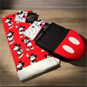 New Disney Mickey Mouse 2 Pack kitchen Towels & 2 Pack Oversized Mini Mitts